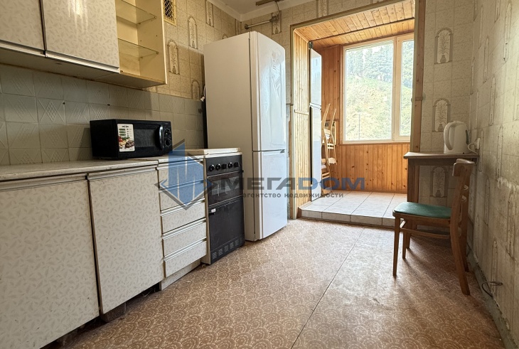 продам 3-х комнатную квартиру в партените